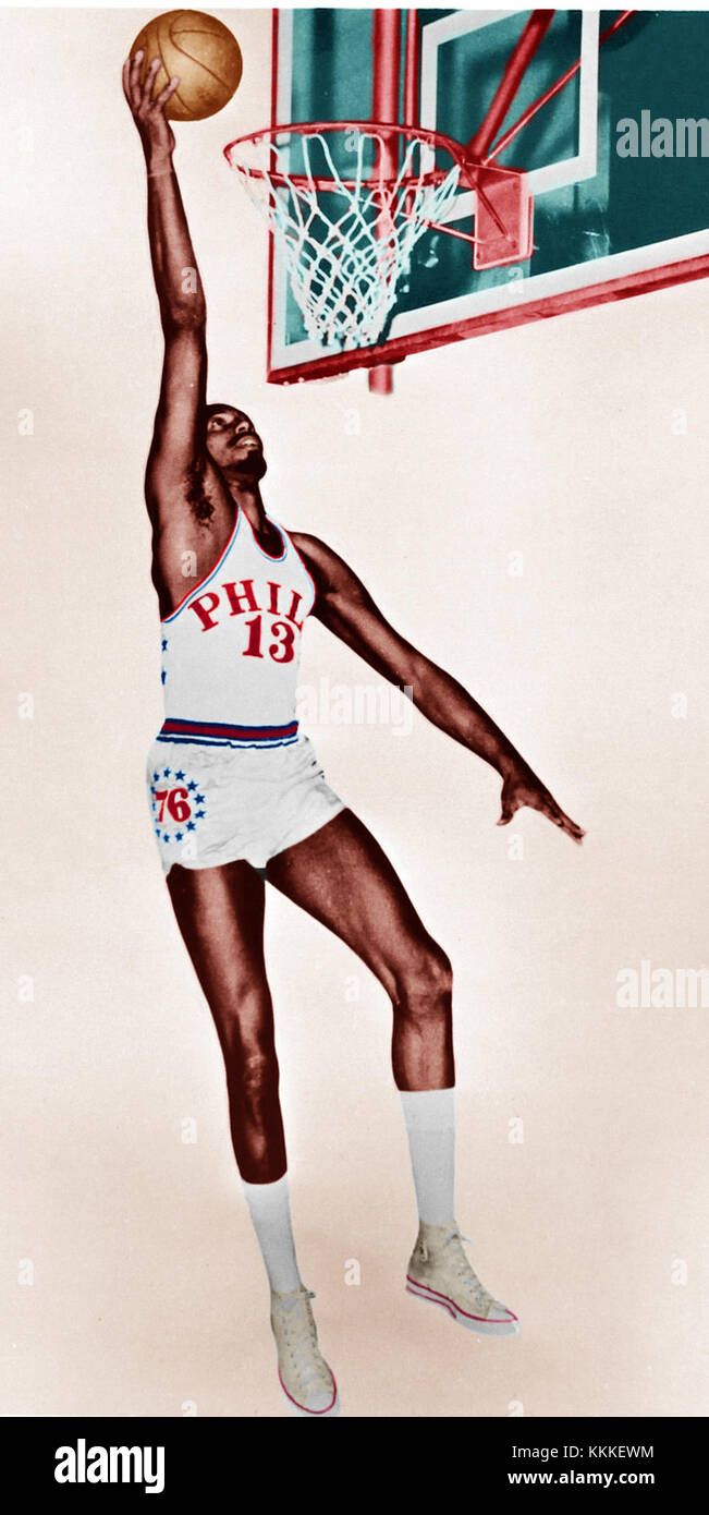 Wilt Chamberlain, un joueur de basket-ball légendaire, a joué pour les 76ers de Philadelphie lors de la saison 1966-1967 de la NBA, menant l'équipe à un championnat NBA. Banque D'Images