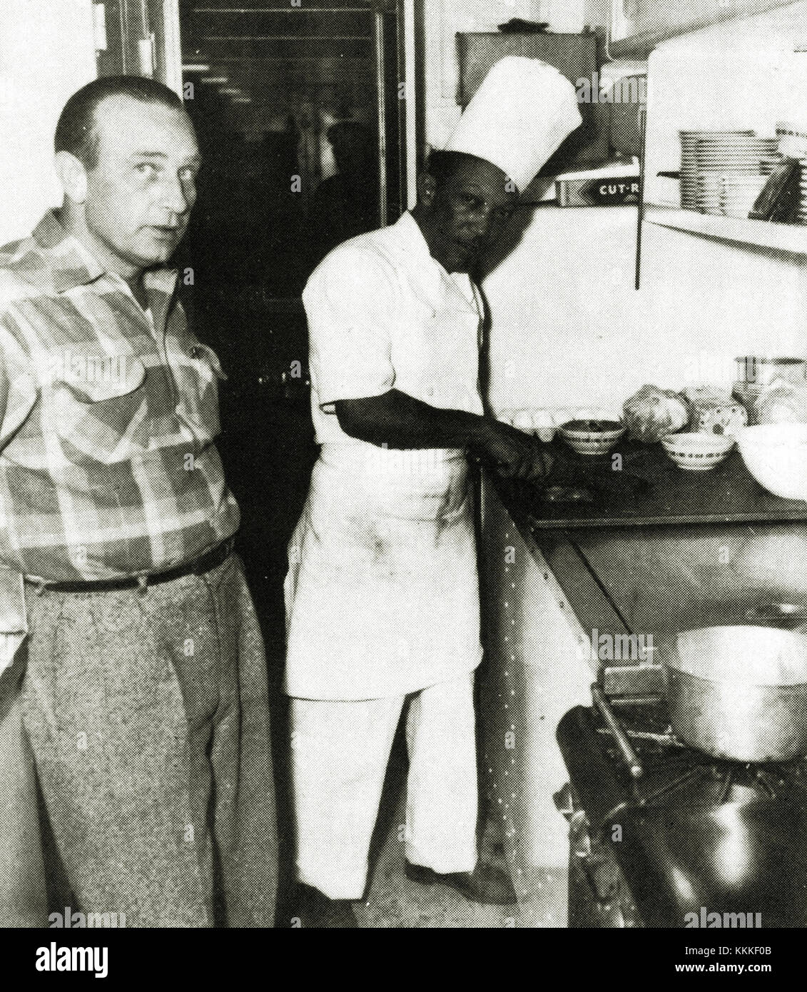 La cuisine de l'Alaska Railroad, photographiée dans les années 1950, présente les installations de restauration à bord des trains. Il met en évidence l'expérience culinaire du milieu du XXe siècle pour les voyageurs sur cette route historique. Banque D'Images