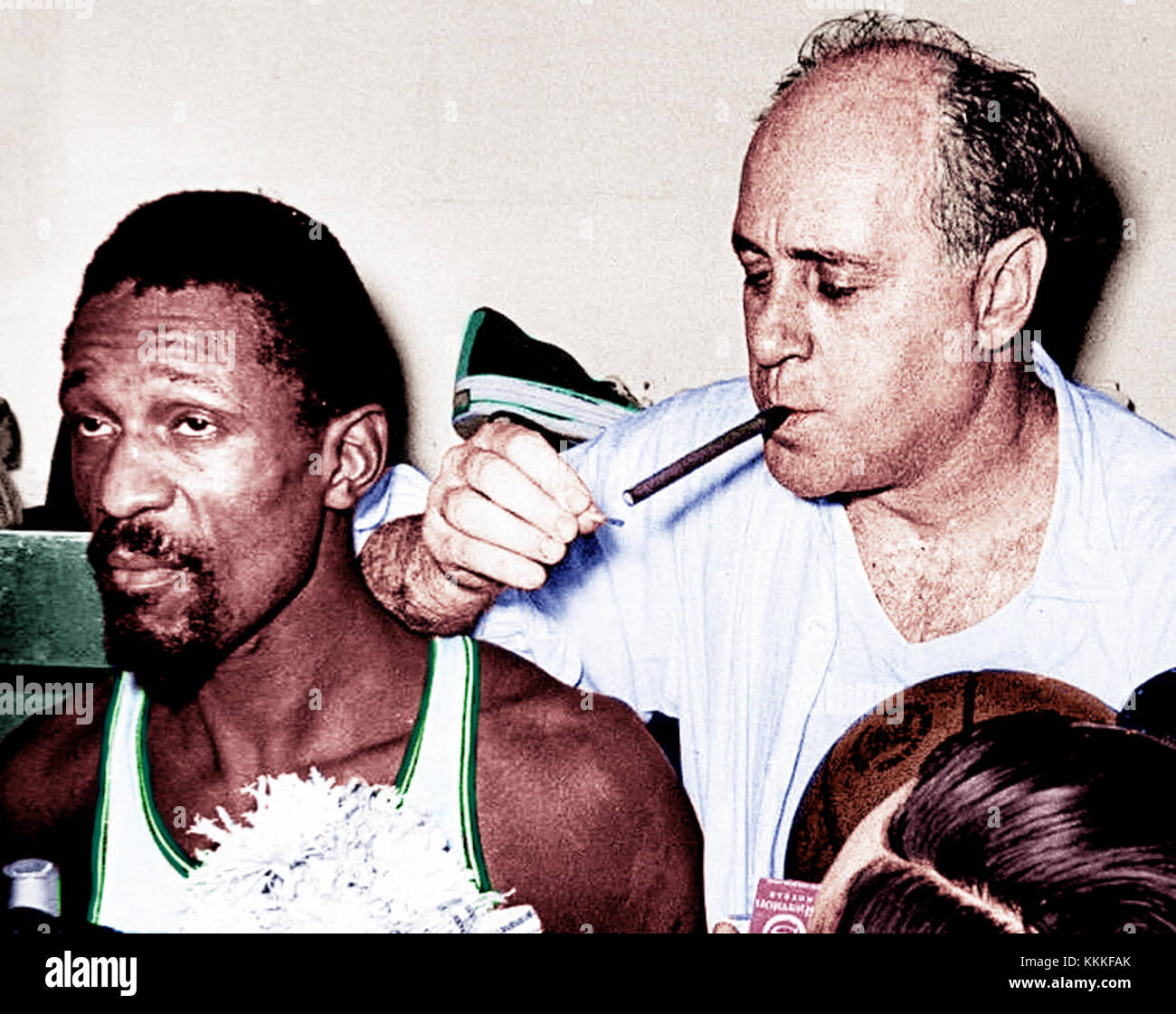 Cette image montre Bill Russell, le joueur de basket-ball renommé, et Red Auerbach, l'entraîneur légendaire, de la saison 1966 du championnat NBA. Ensemble, ils mènent les Celtics de Boston à une autre victoire. Banque D'Images