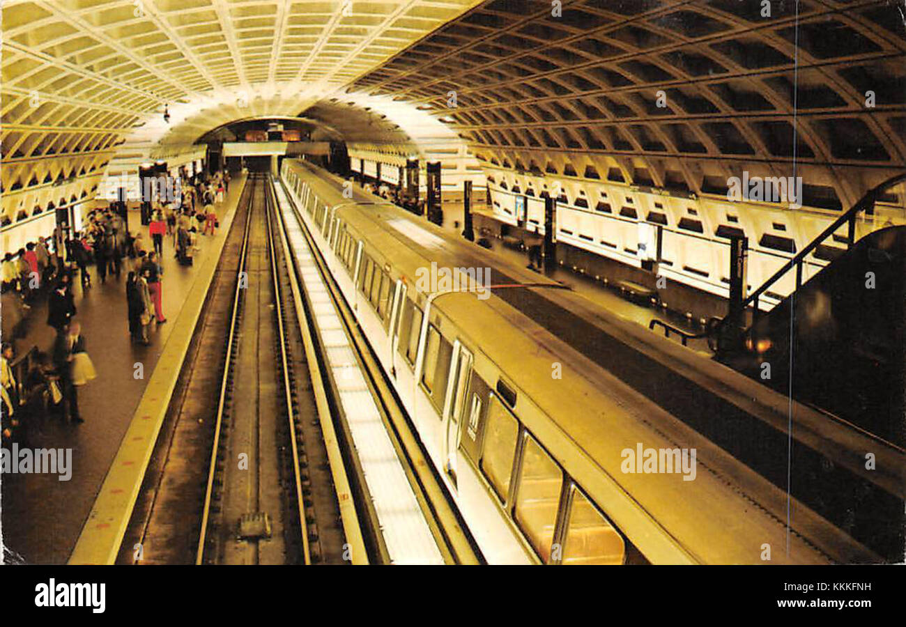 Cette carte postale des années 1980 présente la station Metro Center, un centre de transport clé à Washington D.C. mettant en évidence la conception architecturale et le système de transport souterrain qui desservaient la ville à cette époque. Banque D'Images