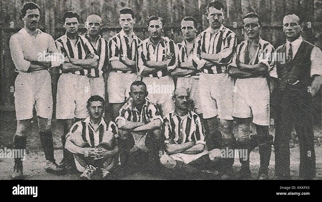 Une photographie historique de l'équipe sportive de Cracovie de 1921, montrant l'équipe polonaise de football du début du XXe siècle et leur rôle dans le développement de l'histoire sportive polonaise. Banque D'Images
