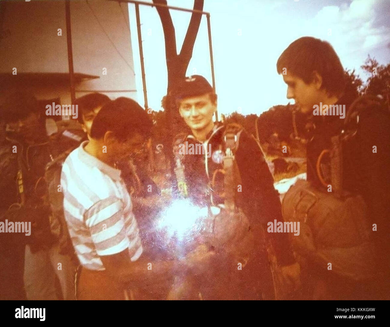 L'image, intitulée 'Na linii sprawdzenia przed skokiem', montre une personne à la file d'attente avant un saut. La photographie, de 1989, capture un moment dans le sport du parachutisme, reflétant l'excitation et la préparation impliquées dans ce sport. Banque D'Images