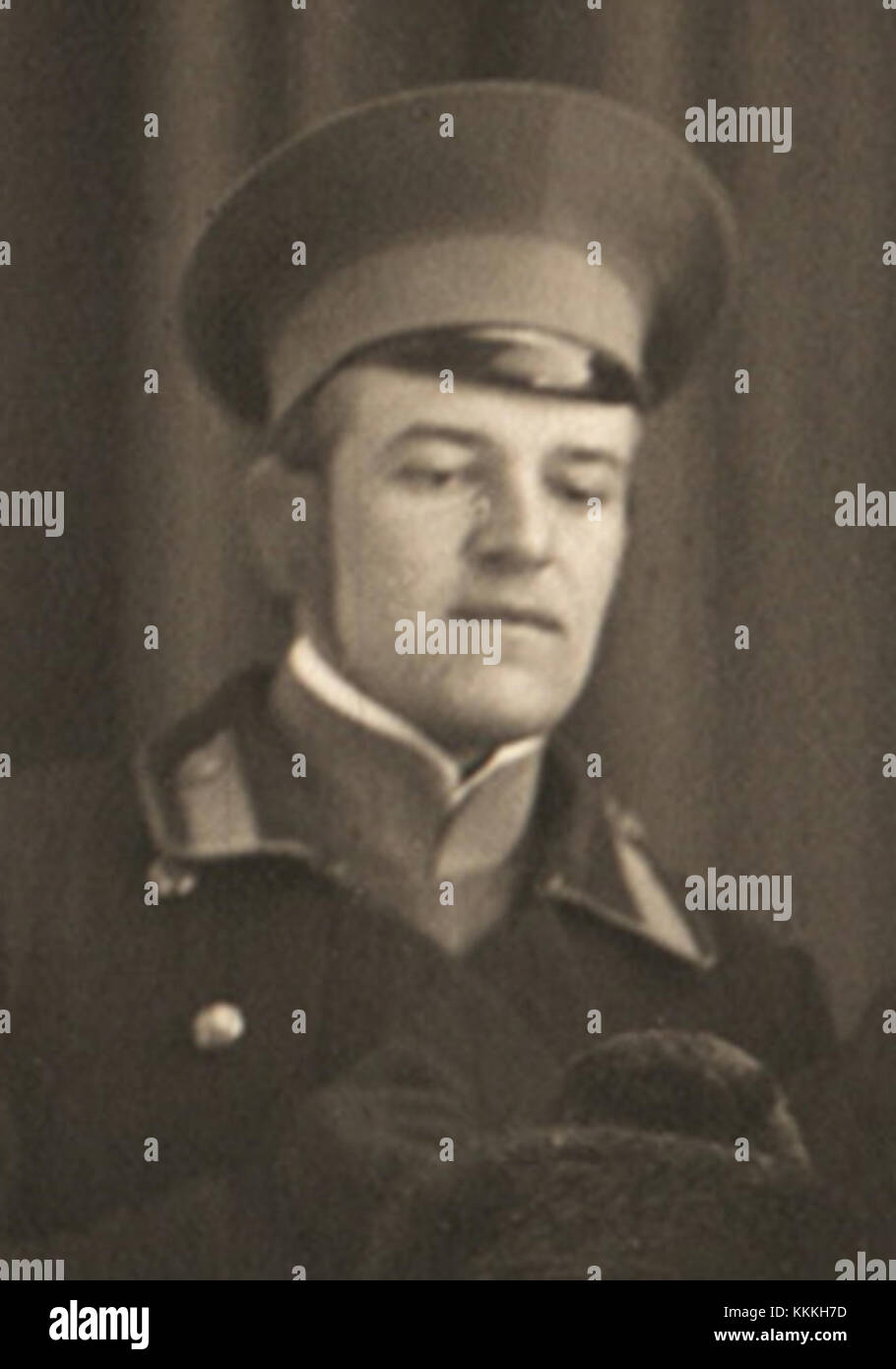 Nikolay Burliuk était un artiste et poète russe d'avant-garde, connu pour ses contributions aux mouvements futuriste et cubiste. Son travail couvre la peinture, la poésie et l'art public, reflétant souvent les tendances modernistes de la Russie du début du XXe siècle. Banque D'Images