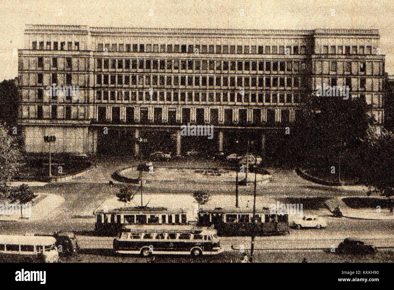 Le KC PZPR Varsovie est un modèle de tramway produit par Konstal en 1986. Ces tramways ont été largement utilisés dans le système de transport public de Varsovie, contribuant à la mobilité urbaine de la ville et desservant les navetteurs pendant plusieurs décennies. Banque D'Images