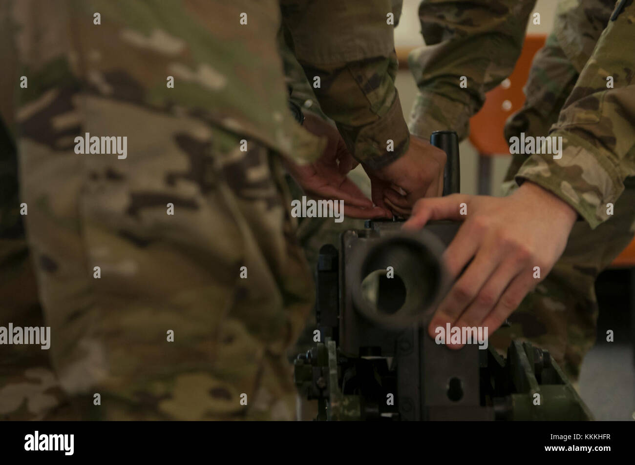 Les soldats de la réserve de l'arme et vérifier les fonctions de conduite sur la marque 19 connaissance au cours de l'exploitation de l'acier froid II, organisé par le théâtre du 79e Commandement de soutien à Fort Hunter Liggett, Californie, le 15 novembre 2017. L'acier froid fonctionnement est l'armée américaine Réserver's armes collectives qualification et validation afin de s'assurer que les unités de réserve de l'Armée de l'Amérique et les soldats sont formés et prêts à se déployer à court préavis et porter prêt au combat et la puissance de feu meurtrière à l'appui de l'armée et nos partenaires n'importe où dans le monde.(U.S. Photo de la réserve de l'armée par la CPS. Noel Williams U.S. Army Rese Banque D'Images