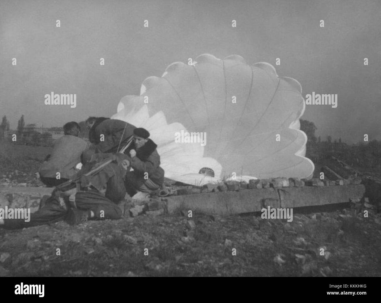 Cette image montre l'action d'extinction de la verrière du parachute, une procédure critique dans les opérations de parachute pour assurer la sécurité après l'atterrissage. Banque D'Images