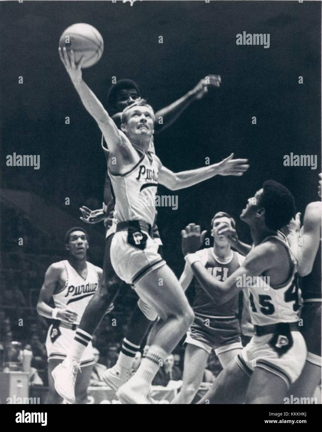 Cette image montre Rick Mount effectuant un layup, mettant en valeur ses compétences de basket-ball pendant un match. Mount était connu pour ses capacités de tir exceptionnelles et était un joueur remarquable dans l'histoire du basket-ball américain. Banque D'Images