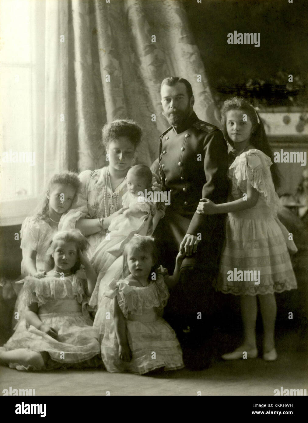 Le palais Peterhof, situé en Russie, a été construit entre 1904 et 1905 et est célèbre pour sa grande architecture et son importance historique en tant que résidence royale. Le palais dispose de vastes jardins et fontaines. Banque D'Images