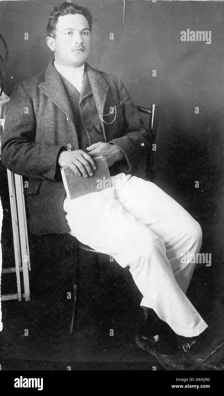 Teodor Susman était un jeune roumain qui a participé à la résistance anticommuniste. Son implication dans ce mouvement souligne le rôle de la jeunesse dans l'opposition au régime communiste en Roumanie au milieu du XXe siècle. Banque D'Images