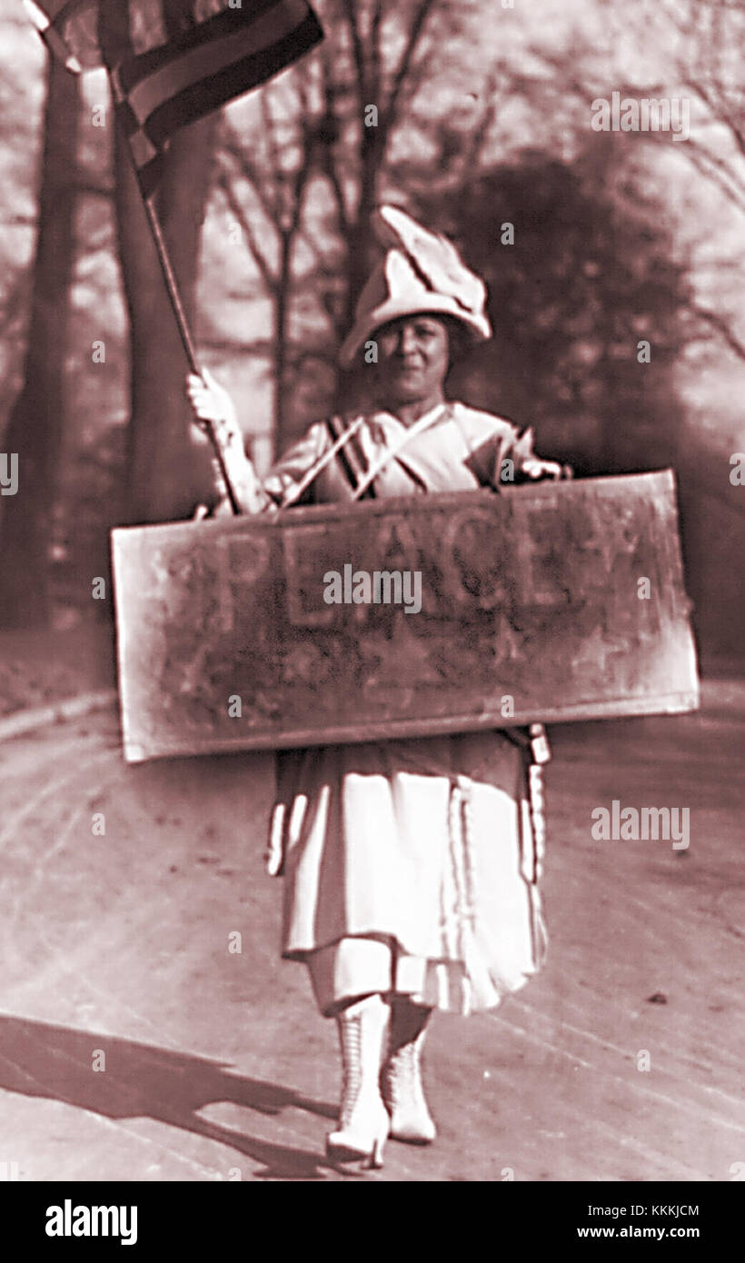 Le terme « Peace-Marcher » désigne probablement un individu ou un groupe impliqué dans un mouvement ou une marche historique pour la paix, prônant la paix pendant une période spécifique. Banque D'Images Le terme « Peace-Marcher » désigne probablement un individu ou un groupe impliqué dans un mouvement ou une marche historique pour la paix, prônant la paix pendant une période spécifique. Banque D'Images