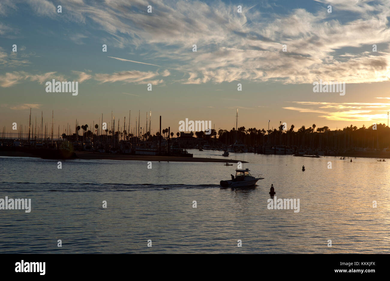 Bateau près de Harbour au coucher du soleil à Santa Barbara, CA Banque D'Images