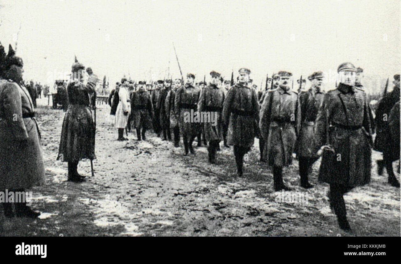 Une image historique de 1916 montrant un défilé devant le prince Léopold de Bavière à Baranowicze, en Pologne, reflétant les événements culturels et royaux de l'époque. Banque D'Images