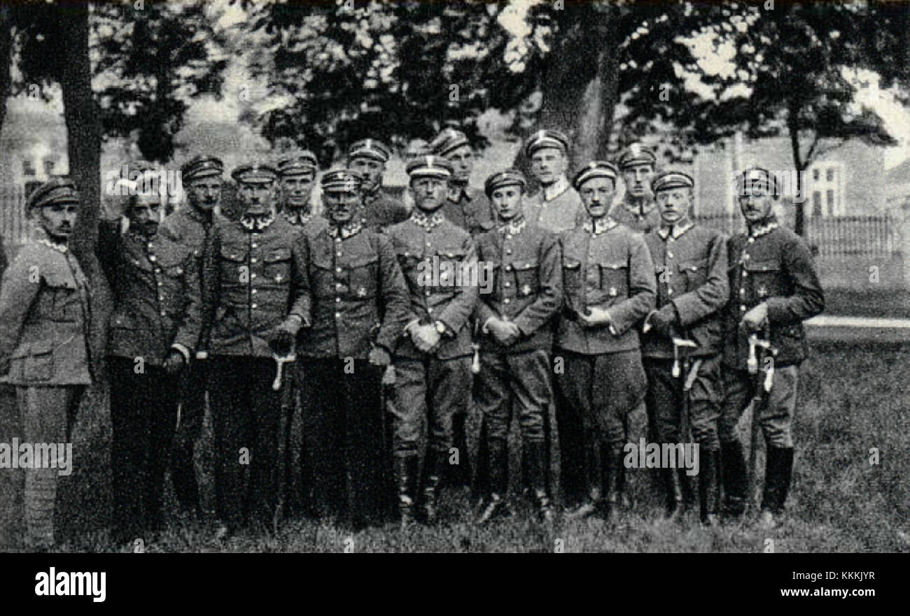 Une photographie historique de 1917, montrant un groupe d'officiers et de soldats du 4e bataillon d'infanterie, dirigé par le capitaine Dr Zarzycki, à Zegrzu pendant la première Guerre mondiale Banque D'Images