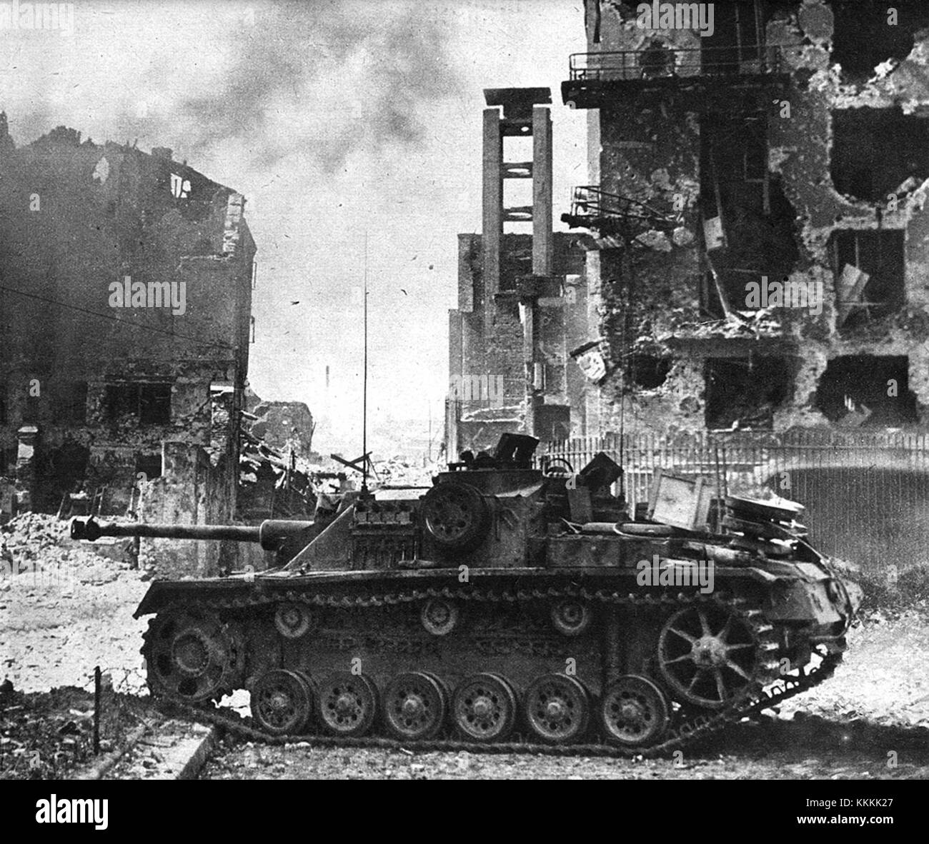 Le StuG III Ausf. Le G était un fusil d'assaut allemand utilisé lors de l'insurrection de Varsovie en 1944. Il joue un rôle clé dans les combats urbains, fournissant un appui-feu aux forces allemandes dans leurs tentatives de réprimer la résistance polonaise. Banque D'Images