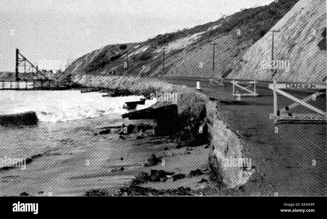 Cette photographie représente les conséquences de l'épave de Minnie A. Caine, qui a causé d'importants dommages à une autoroute en 1940, soulignant l'impact des accidents de la circulation au début du XXe siècle. Banque D'Images
