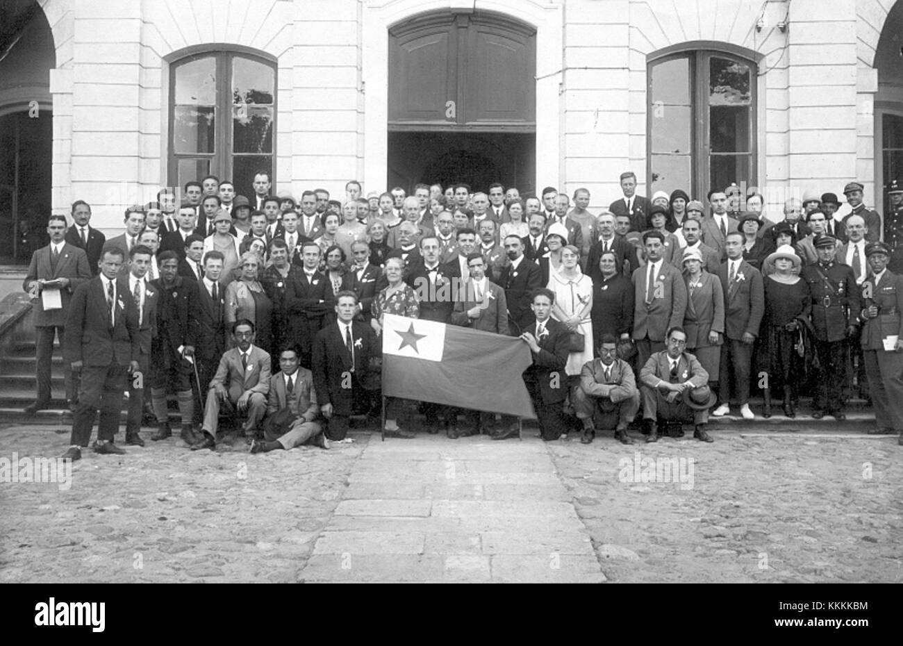 Une photo de groupe de 1927 montrant des personnalités telles que Feliks Zamenhof, Lidia Zamenhof, PÃ¡l BalkÃ¡Nyi, Helmi Dresen et Teo Jung, prise à BiaÅ‚ystok. Cette image capture des figures clés de l'histoire de l'espéranto et leur implication dans l'internationalisme précoce et le développement du langage. Banque D'Images