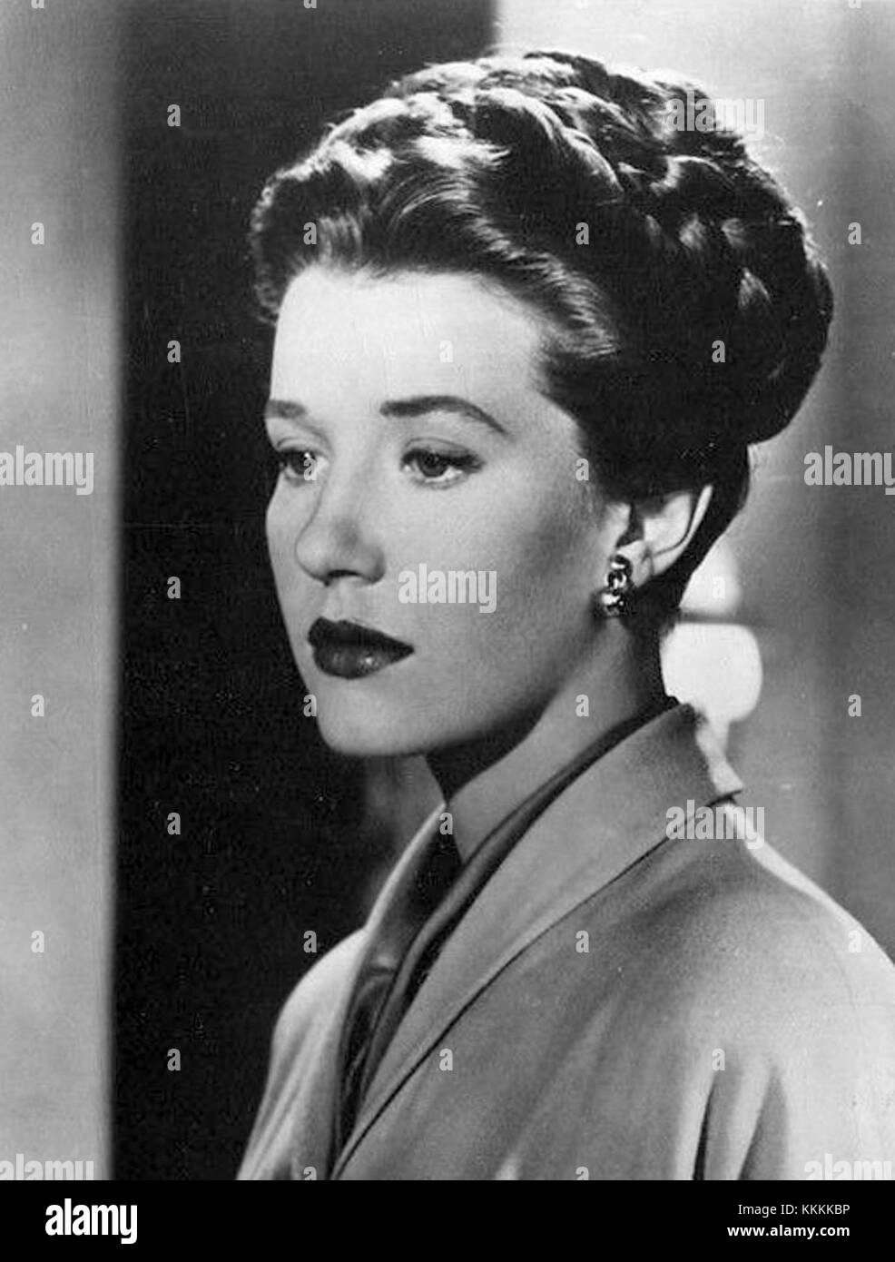 Lois Maxwell, une actrice canadienne, est présentée dans une scène du film de 1948 « The Dark Past ». Connue pour son rôle de Miss Moneypenny dans la série James Bond, elle a joué un rôle clé dans ce drame criminel, qui explore des thèmes psychologiques et le suspense. Banque D'Images