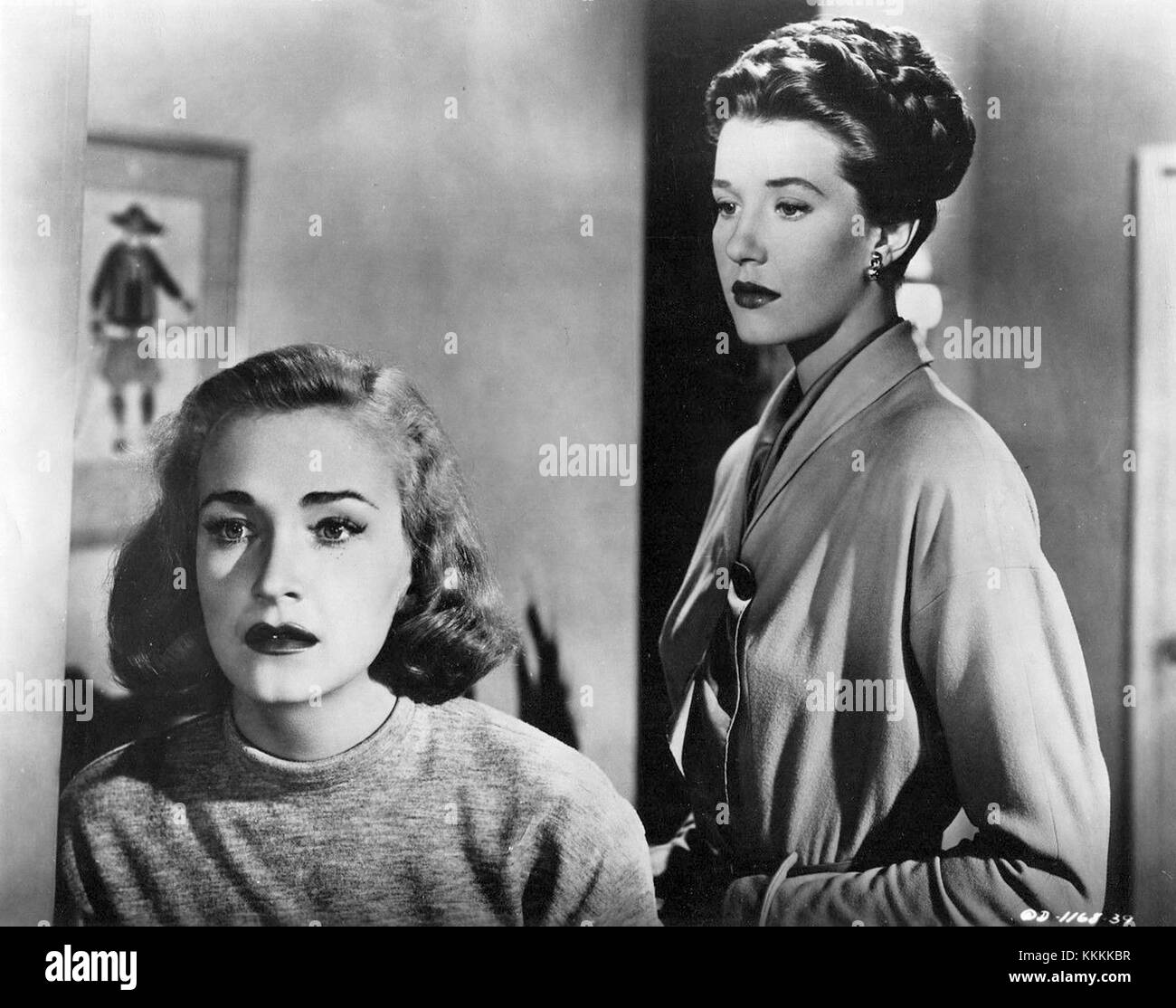 Une publicité toujours tirée du film de 1948 'The Dark Past', représentant des personnages clés et une atmosphère suspensive. Le film présente une histoire de tension psychologique et de drame, typique du genre film noir. Banque D'Images
