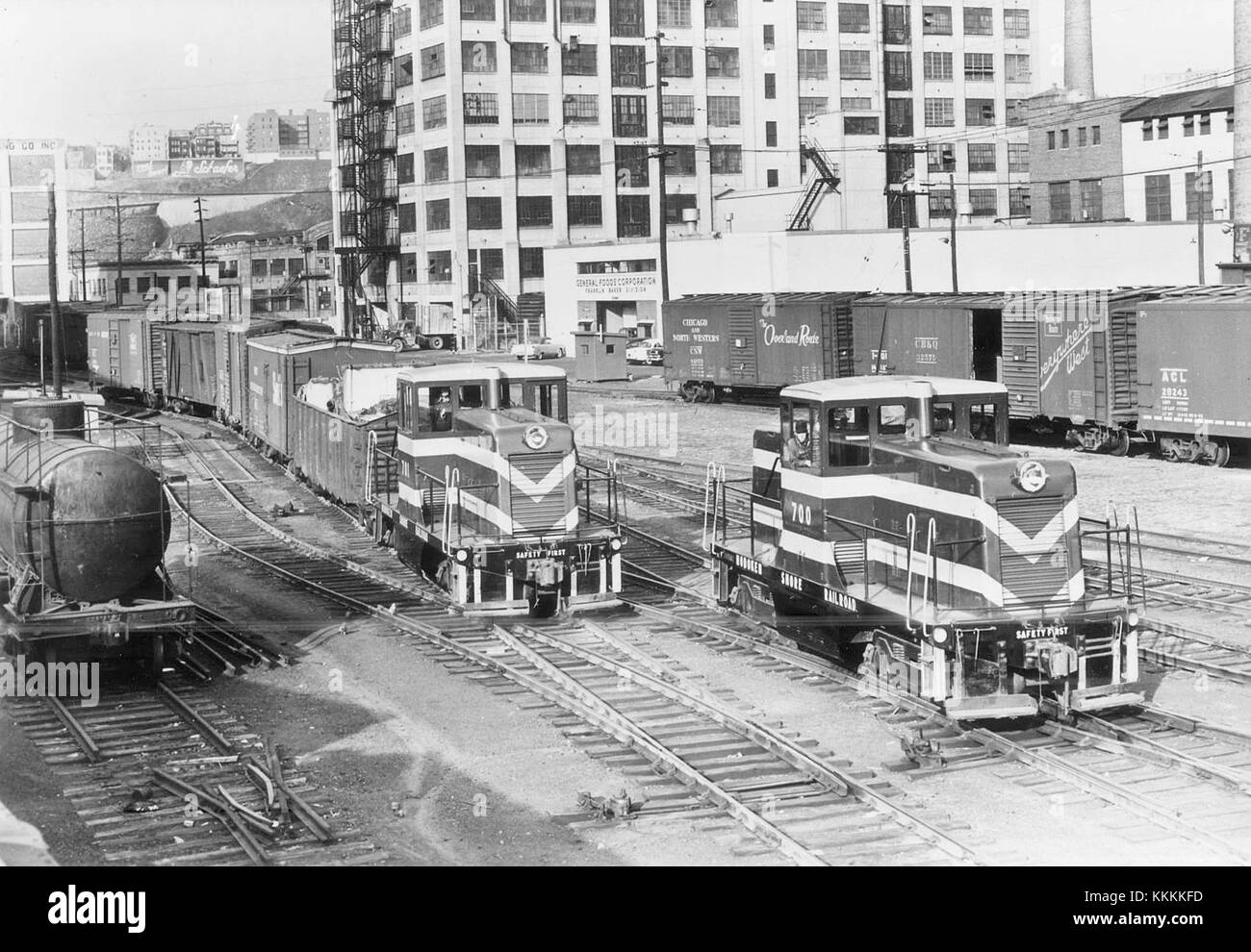Le Hoboken Shore Railroad exploitait une flotte de locomotives en 1954, desservant les régions industrielles de Hoboken, New Jersey. Ces locomotives ont joué un rôle crucial dans le transport de marchandises le long du front de mer. Banque D'Images