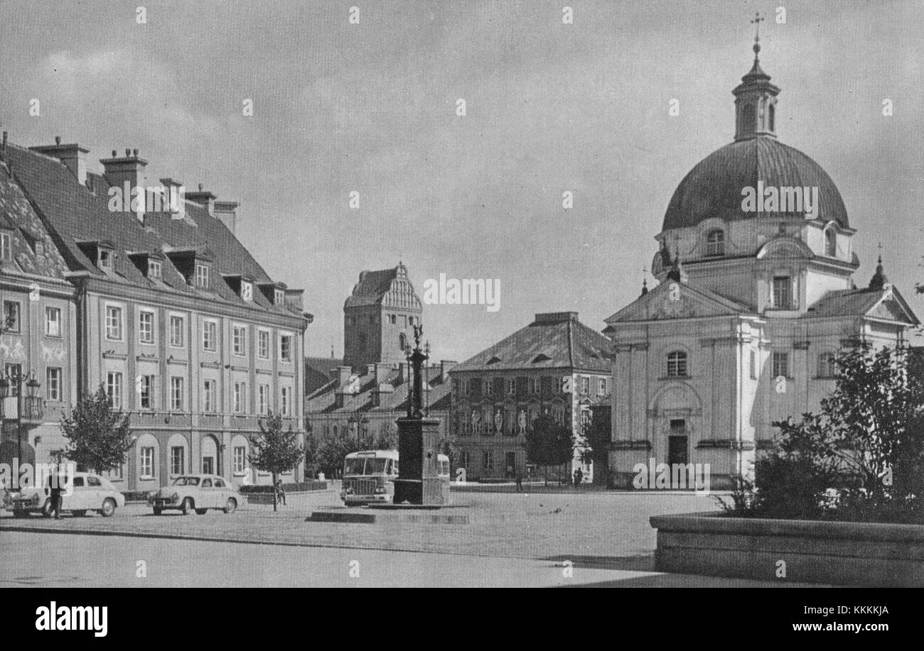Photographie capturant la place du marché New Town à Varsovie dans les années 1960, reflétant l'atmosphère architecturale et sociale de l'époque. Banque D'Images