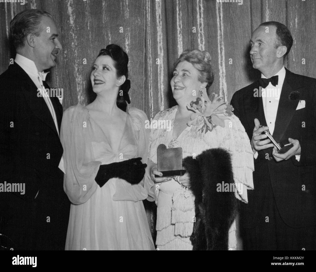 Les prix du meilleur acteur et de l'actrice dans un second rôle en 1940 ont été un point culminant des Oscars, reconnaissant les performances exceptionnelles dans les rôles de soutien. Banque D'Images Les prix du meilleur acteur et de l'actrice dans un second rôle en 1940 ont été un point culminant des Oscars, reconnaissant les performances exceptionnelles dans les rôles de soutien. Banque D'Images