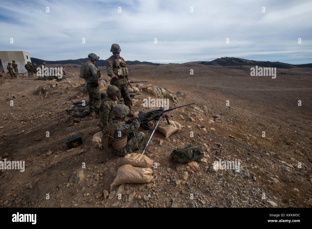 Les Marines américains du bataillon logistique de combat avec l'Administration centrale, 11, 1er Régiment du Groupe logistique maritime et transport, 1er Bataillon de soutien logistique de combat Regiment 1, 1MLG, participer à un cours de mitrailleuse à Camp Pendleton, Californie, le 17 novembre 2017. Les systèmes d'armes utilisés dans ce cours sont la mitrailleuse M240B, M2 machine gun, et la marque 19 lance-grenades de 40 mm machine gun. Banque D'Images