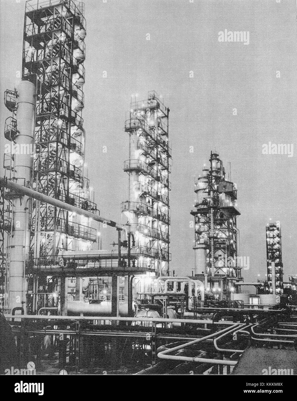 En 1964, les raffineries de pétrole roumaines ont joué un rôle crucial dans son développement industriel. Les raffineries ont joué un rôle important dans la production d'énergie et la croissance économique du pays pendant cette période. Banque D'Images