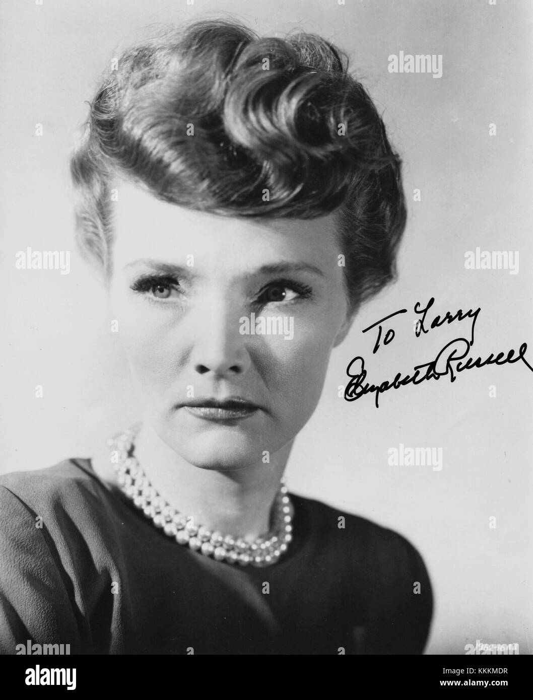 Elizabeth Russell était une actrice américaine connue pour ses rôles au cinéma et à la télévision. Elle a eu une carrière réussie de plusieurs décennies, apparaissant souvent dans des rôles de soutien. Les performances de Russell se caractérisent par sa voix distinctive et sa forte présence, et elle devient une figure notable à Hollywood dans les années 1930 et 1940 Elle a contribué à divers genres, y compris le drame et les films mystères. Banque D'Images