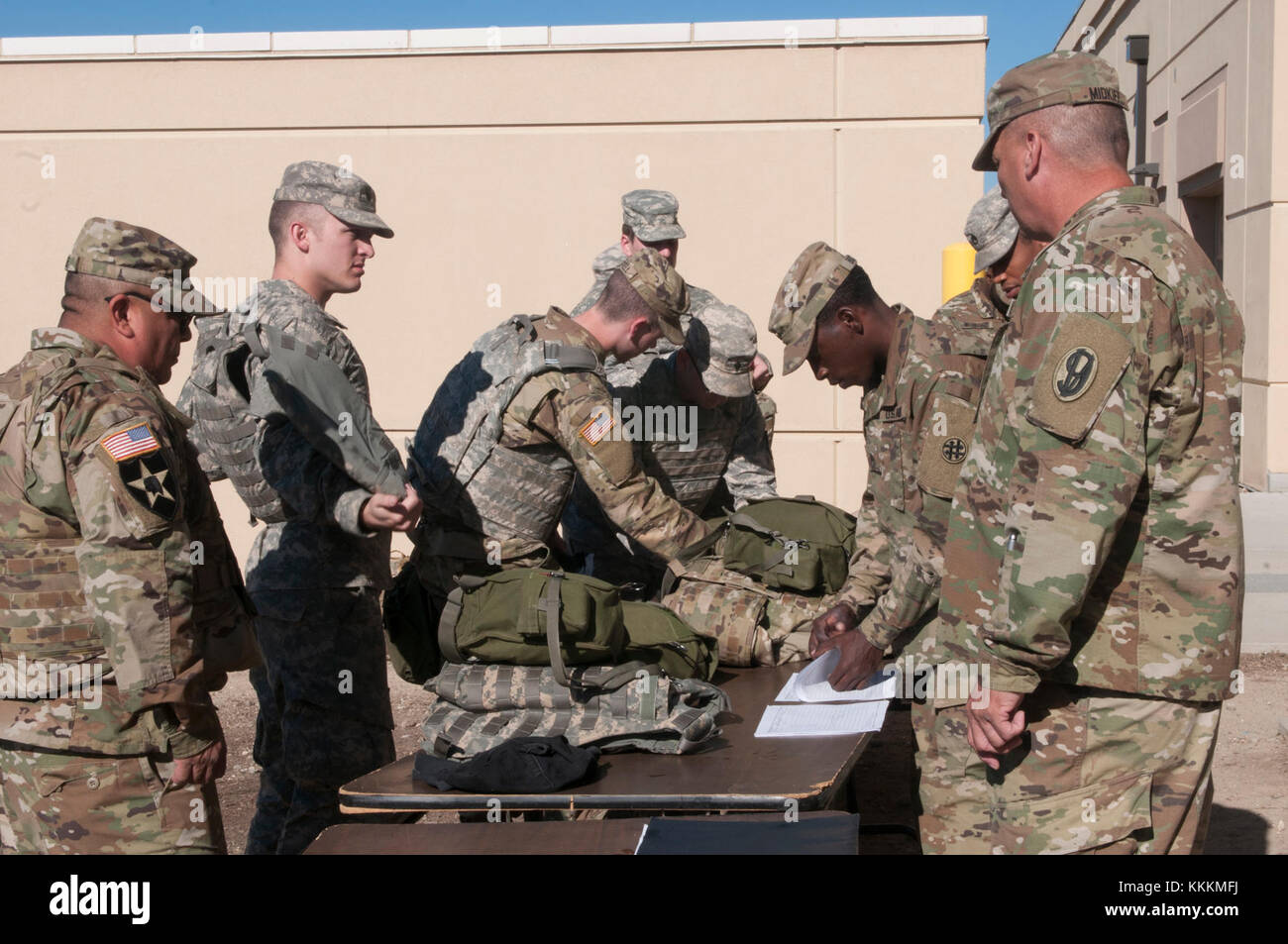 Réserve de l'armée américaine le s.. Richard Midkiff, 2e Bataillon, 379e Régiment, aide les soldats à leur retour et claire après l'opération de Cold Steel II exercice, organisé par le théâtre du 79e Commandement de soutien (SSC), à Fort Hunter Liggett, Californie, le 17 novembre 2017. L'acier froid fonctionnement est l'armée américaine Réserver's armes collectives qualification et validation afin de s'assurer de l'Armée de l'Amérique et les soldats sont formés et prêts à se déployer à court préavis dans le cadre de prêt Force X et prêt au combat et la puissance de feu meurtrière à l'appui de l'armée et nos partenaires partout en e Banque D'Images