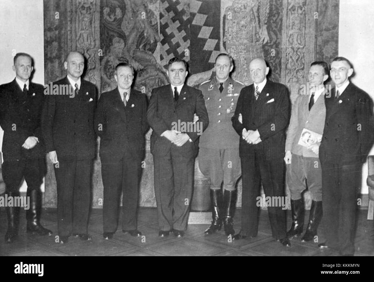 Volksdeutsche fait référence aux Allemands de souche vivant en dehors de l'Allemagne, et cet article fait référence aux personnes qui ont été décorées par Adolf Hitler pendant le régime nazi. La décoration de Volksdeutsche est liée au contexte historique plus large de la seconde Guerre mondiale et à la politique du parti nazi à l'égard des Allemands de souche dans les territoires occupés. Banque D'Images