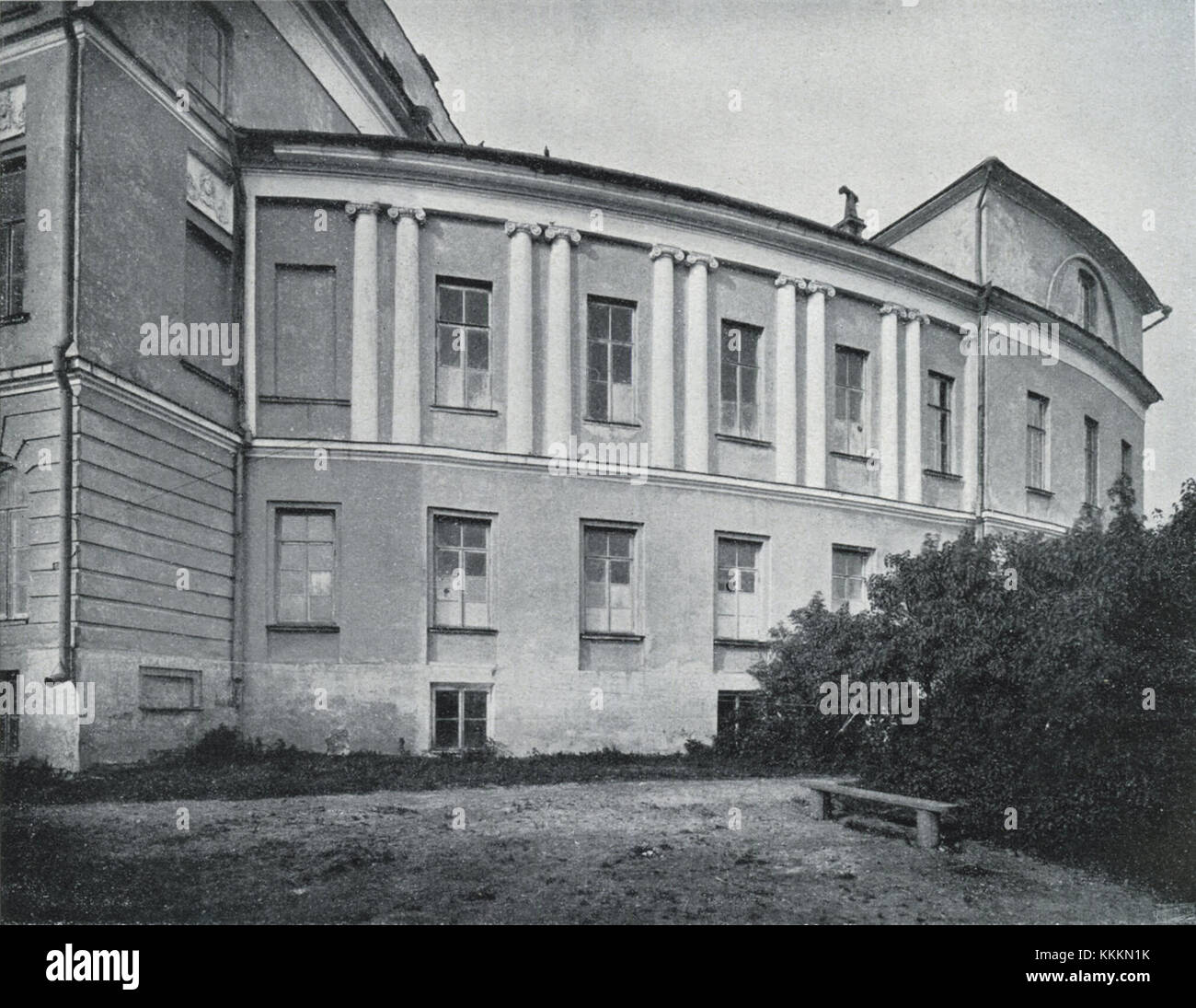 Une photographie historique de la rue Goncharnaya à Moscou de 1900 à 1903, mettant en valeur l'architecture et la vie dans la rue de la Russie du début du XXe siècle. Banque D'Images