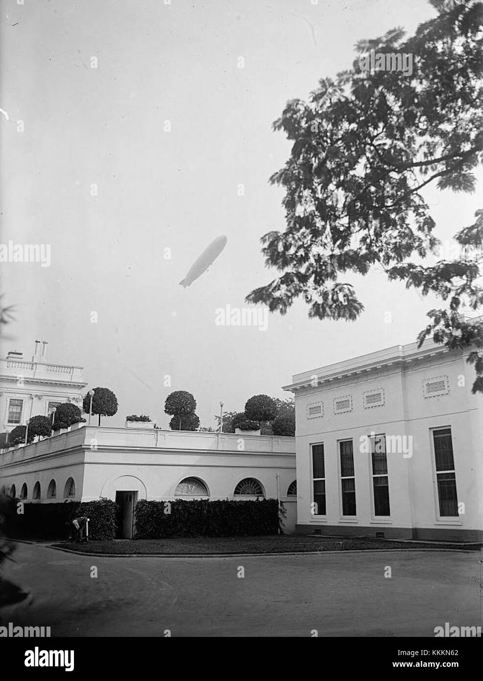 Cette image montre le Shenandoah, un dirigeable, survolant la Maison Blanche à Washington, D.C. C'est un moment historique dans l'histoire de l'aviation au début du XXe siècle. Banque D'Images Cette image montre le Shenandoah, un dirigeable, survolant la Maison Blanche à Washington, D.C. C'est un moment historique dans l'histoire de l'aviation au début du XXe siècle. Banque D'Images