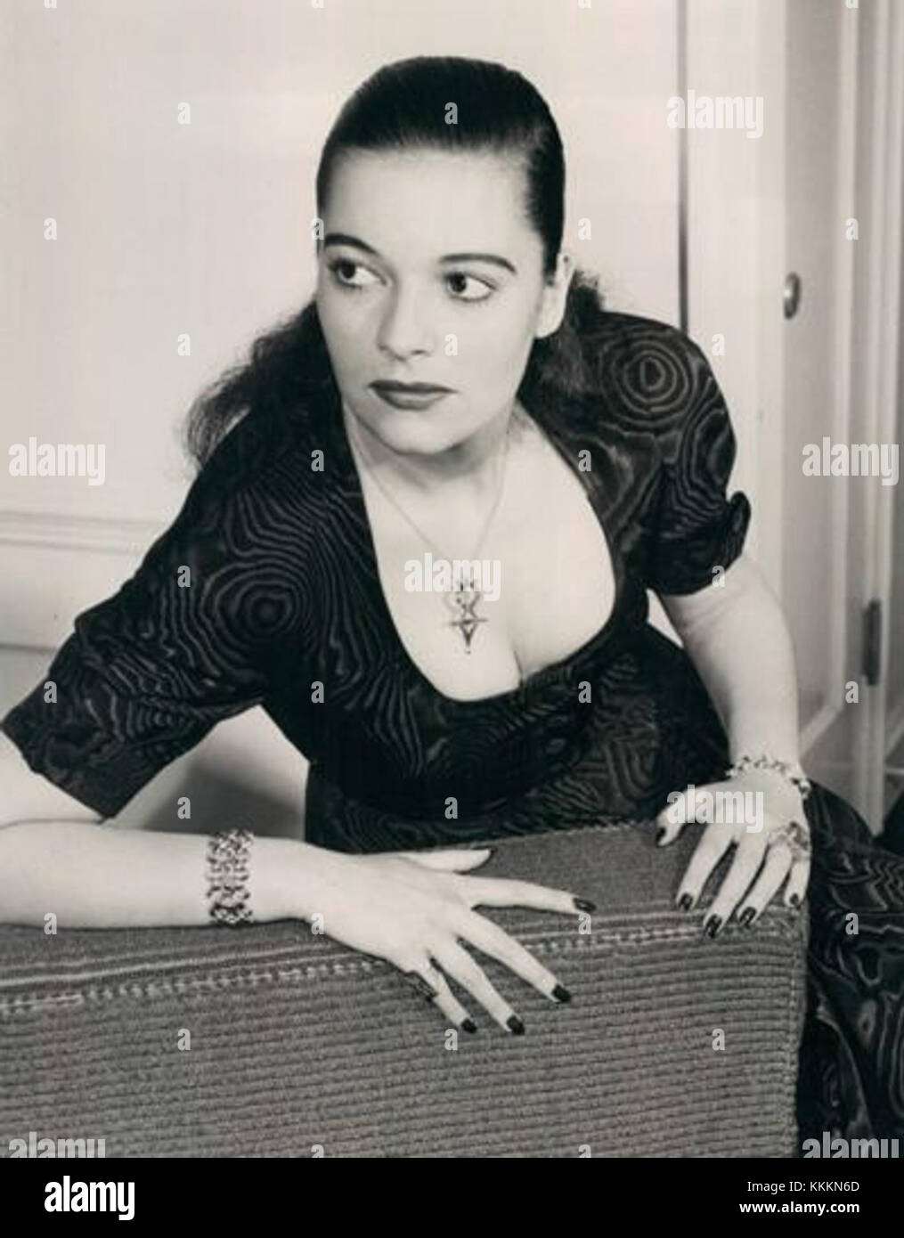 Une image fixe du film de 1952 'Kerima', mettant en vedette l'actrice ou la scène clé du film. Le film, du début des années 1950, se concentre probablement sur des thèmes dramatiques et un style cinématographique. Banque D'Images