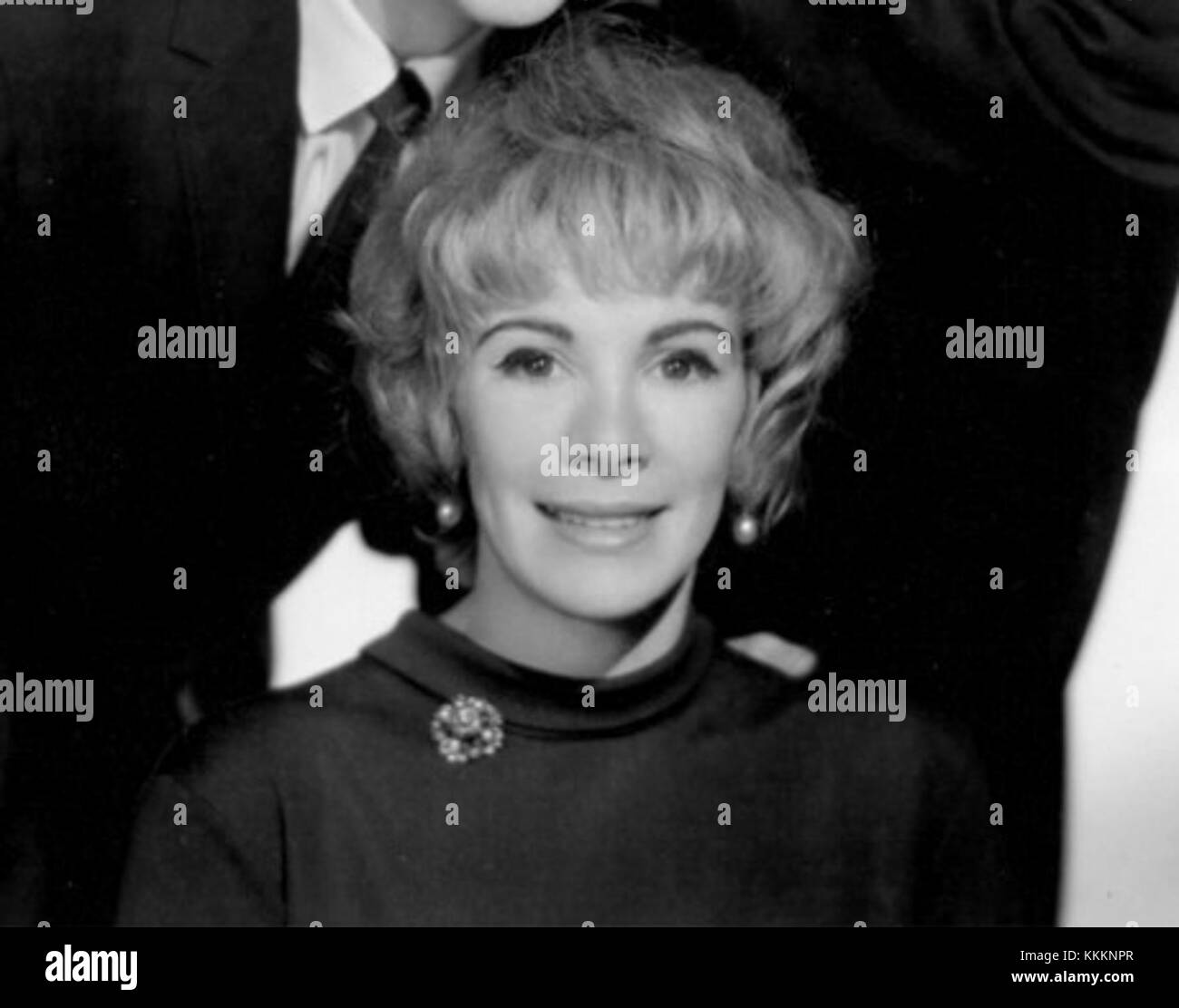 Cette photographie en noir et blanc montre Joan Rivers dans les années 1960 Il capture les premières années du comédien, reflétant le style de mode et de divertissement de l'époque. Banque D'Images