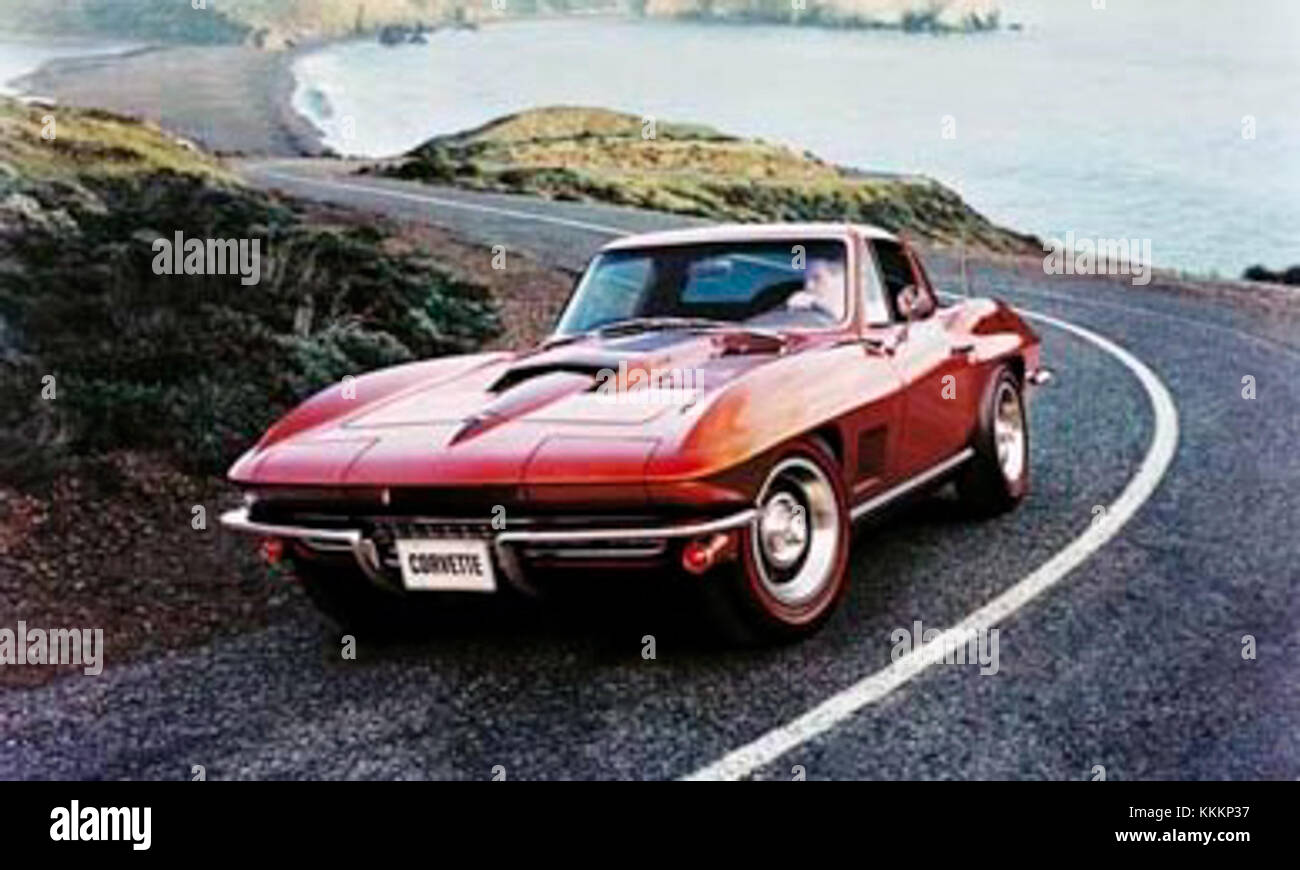 La Corvette Sting Ray 1967 de Chevrolet est une voiture de sport américaine emblématique, connue pour son design élégant et ses performances puissantes. Ce modèle présente une forme de carrosserie distinctive, et est très recherché par les collectionneurs de voitures pour son style classique et ses capacités de performance. Banque D'Images