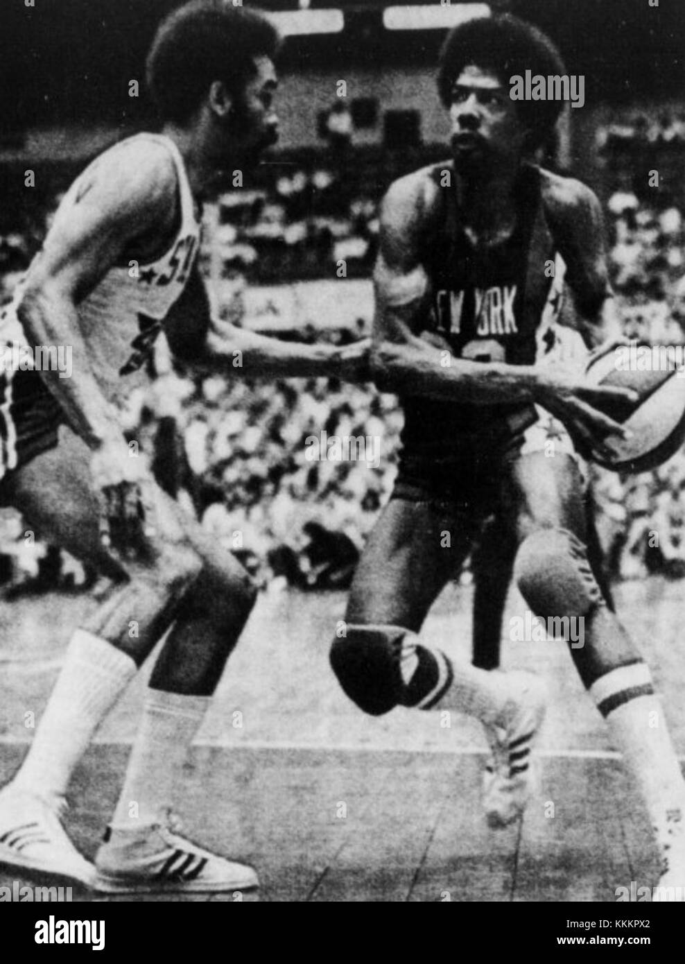 Une photographie historique des légendes du basket-ball Willie Wise et Julius Erving, tous deux connus pour leur carrière influente en NBA dans les années 1970 et 1980 Banque D'Images