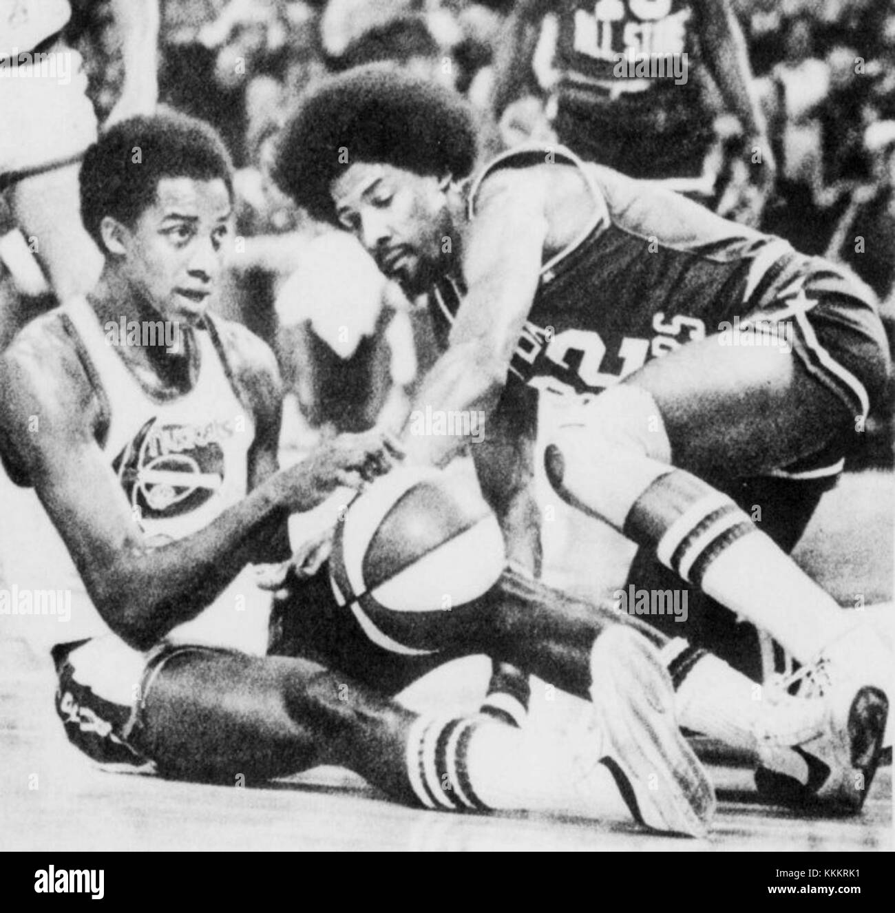 Une photographie historique des légendes du basket-ball David Thompson et Julius Erving, deux des joueurs les plus influents de l'histoire de la NBA, connus pour leur athlétisme, leurs habiletés et leur impact sur le sport. Banque D'Images