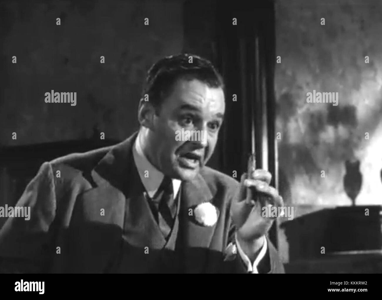 Cette image montre l'acteur Rod Steiger incarnant le gangster tristement célèbre Al Capone dans un film. La photographie capture Steiger dans son personnage, soulignant son portrait de la figure notoire de Capone dans le cinéma. Banque D'Images
