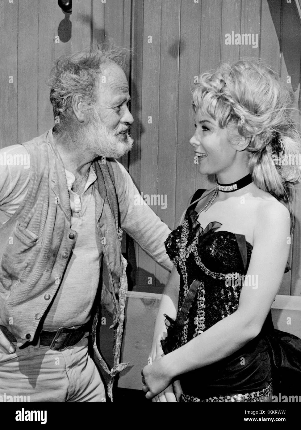 Une image promotionnelle de l'émission de télévision de 1964 'Rawhide', mettant en vedette les acteurs Paul Brinegar et Barbara Eden, populaires pour leurs rôles dans cette série occidentale classique. Banque D'Images