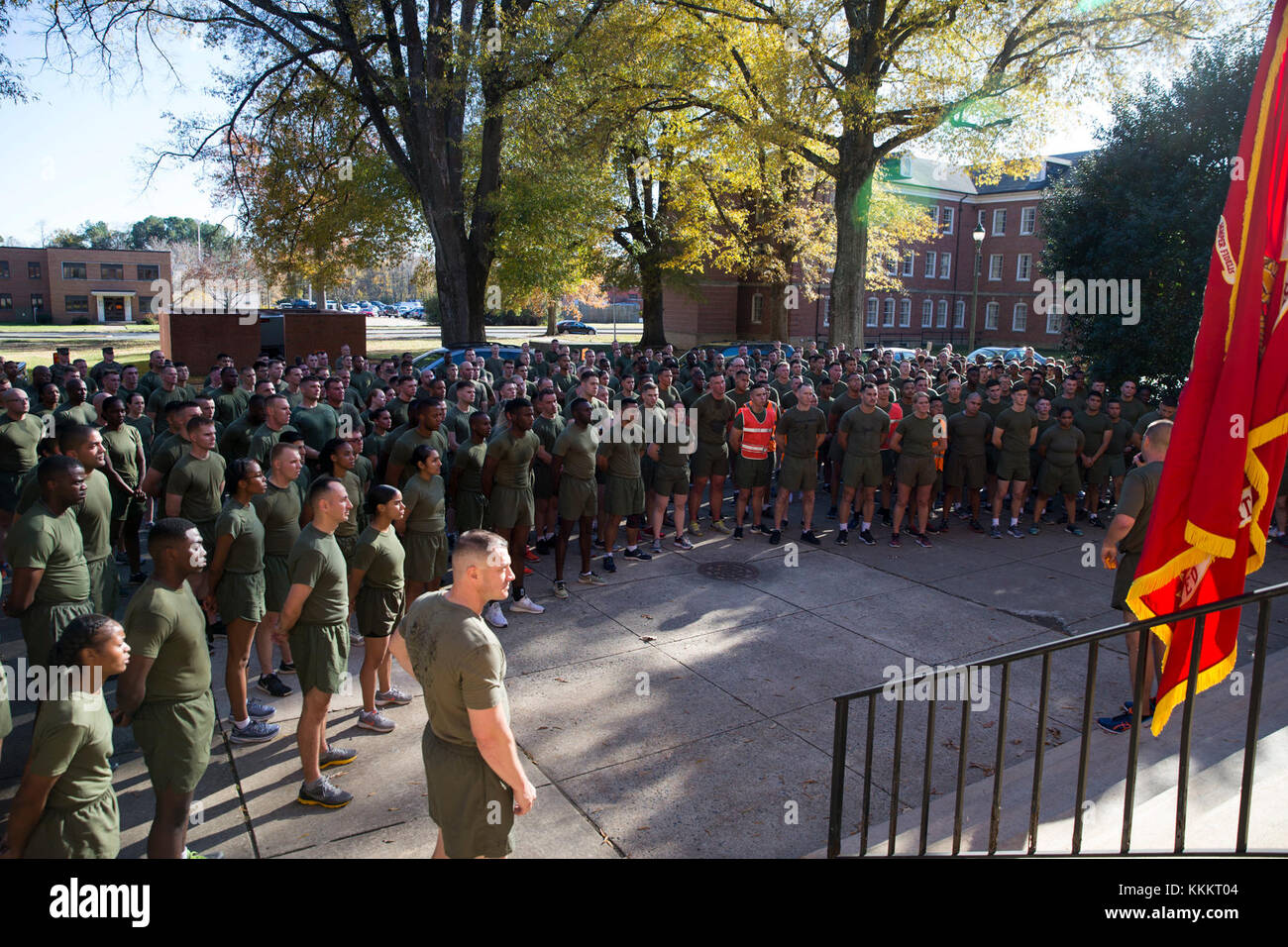 Le colonel du Corps des Marines américain John B. Atkinson, droite, commandant, Administration centrale et Service Bataillon (H&S NE), du Marine Corps Base Quantico (RCM), parle de les Marines d'H&S BN après un run de motivation par MCB Quantico, en Virginie, le 20 novembre, 2017. Le terme de motivation était en l'honneur de la bataille de Tarawa 74 ans. (U.S. Marine Corps photo par le Cpl. Robert Gonzales) Banque D'Images