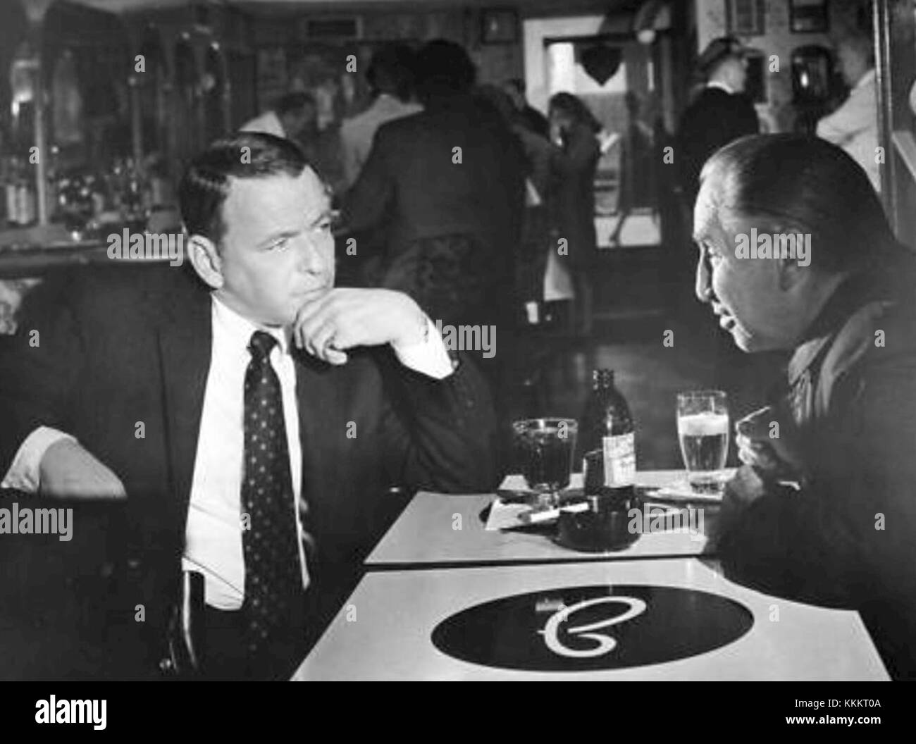 Cette image montre Frank Sinatra et Horace McMahon du film des années 1950 'The Detective', où Sinatra joue un enquêteur difficile mais de principe, tandis que McMahon incarne un policier. Le film explore le crime et la moralité dans l'Amérique d'après-guerre. Banque D'Images