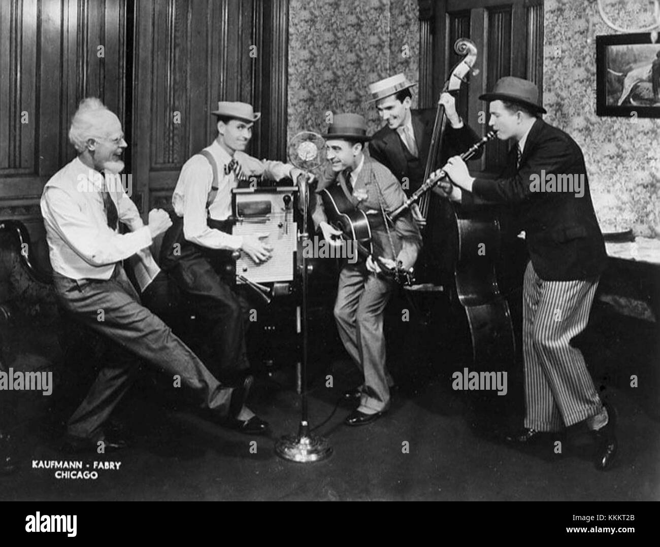 Les Hoosier Hot Shots étaient un groupe musical américain populaire des années 1930 connu pour leurs chansons comiques et leurs performances animées. Oncle Ezra était un personnage dans certains de leurs actes. Cette image représente un instant de leur performance de 1935. Banque D'Images