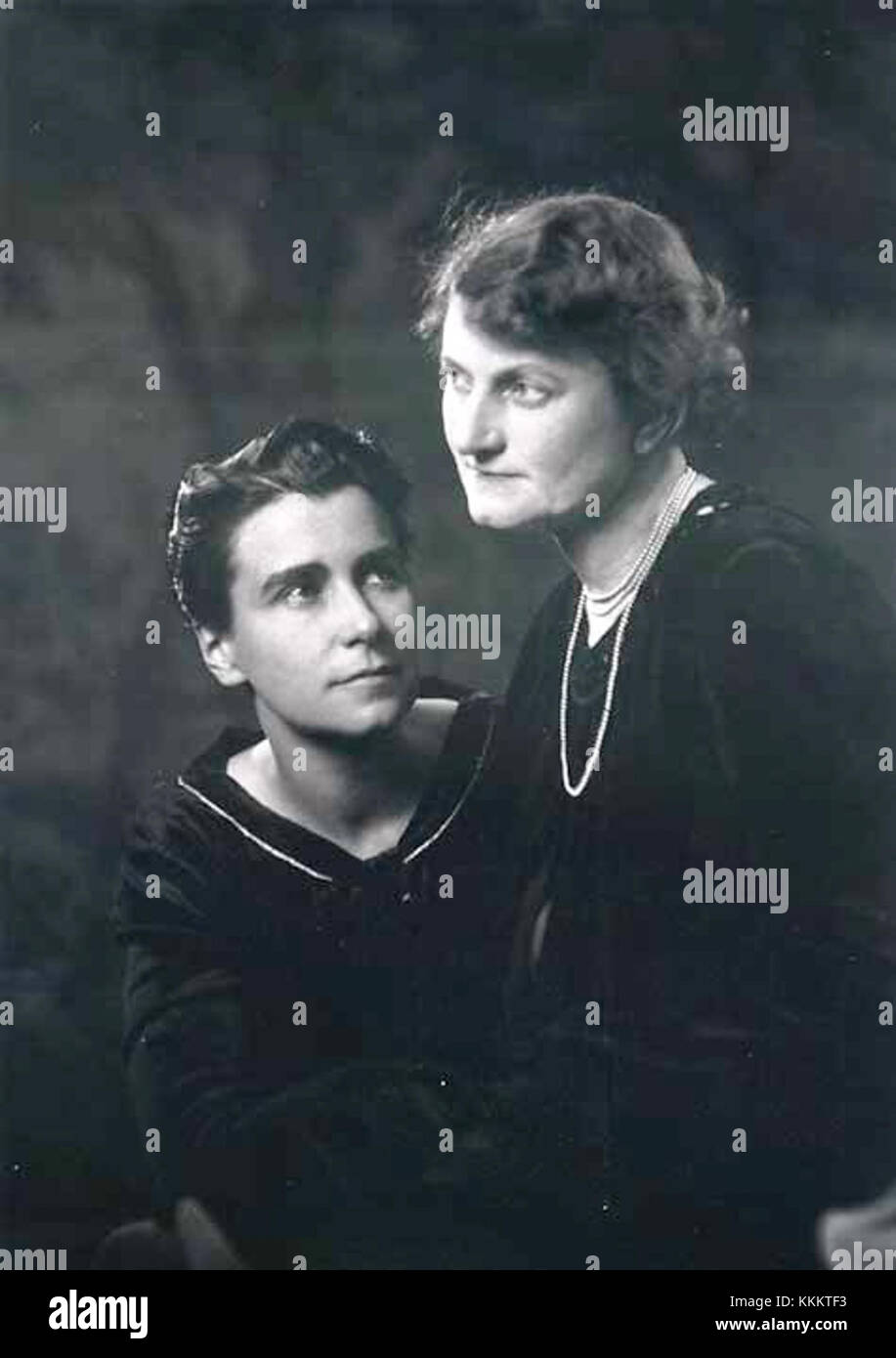 Mlle Dorothy Arzner, une réalisatrice pionnière, et Marion Morgan, une chorégraphe remarquable, sont capturées ensemble dans une photographie de 1927, marquant un moment important dans l'histoire du cinéma et de la danse. Banque D'Images