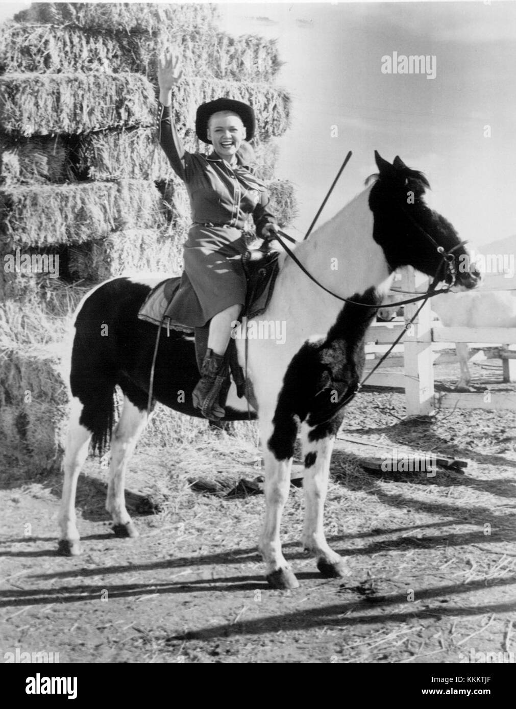 Sky King est une série télévisée et radiophonique américaine populaire des années 1950, mettant en vedette Gloria Winters comme personnage principal, une femme aviatrice. Le spectacle présente des aventures pleines d'action et est un portrait précoce des femmes dans l'aviation. Banque D'Images