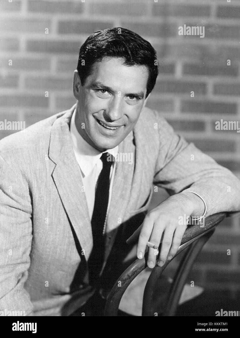 John Cassavetes joue le rôle de Johnny Staccato dans la série télévisée de 1959. Le personnage est un détective privé naviguant à travers différents cas dans un style noir. Le spectacle est connu pour son récit complexe et la performance irrésistible de Cassavetes. Banque D'Images