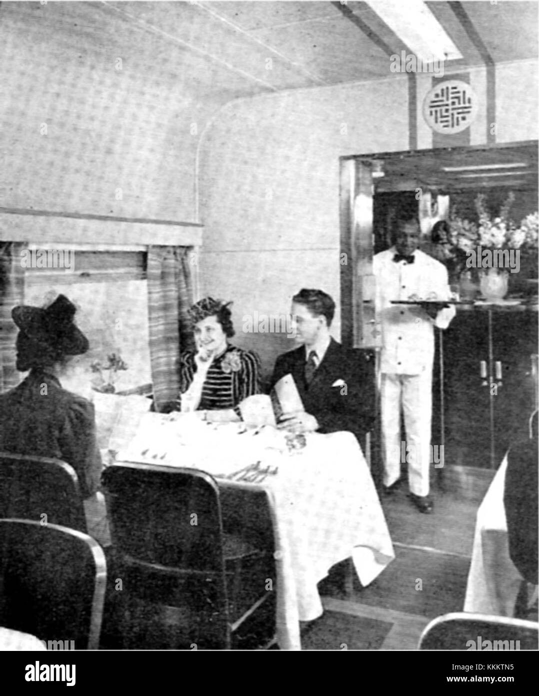 Le Texas Zephyr Dining car faisait partie d'un train de luxe qui circulait entre Chicago et le Texas. Connu pour son design élégant et son service exceptionnel, il était un symbole du voyage en train américain et du luxe du milieu du XXe siècle. Banque D'Images