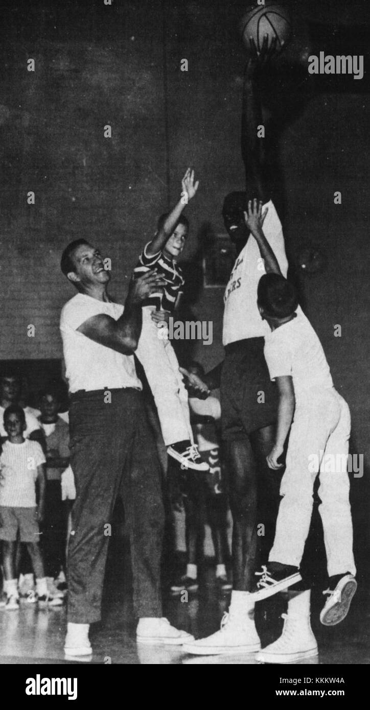 Fred Schaus et Leroy Ellis étaient des figures notables du basket-ball professionnel, connus pour leurs contributions au sport au milieu du XXe siècle. Schaus était entraîneur, tandis qu'Ellis jouait en NBA dans les années 1960 Banque D'Images