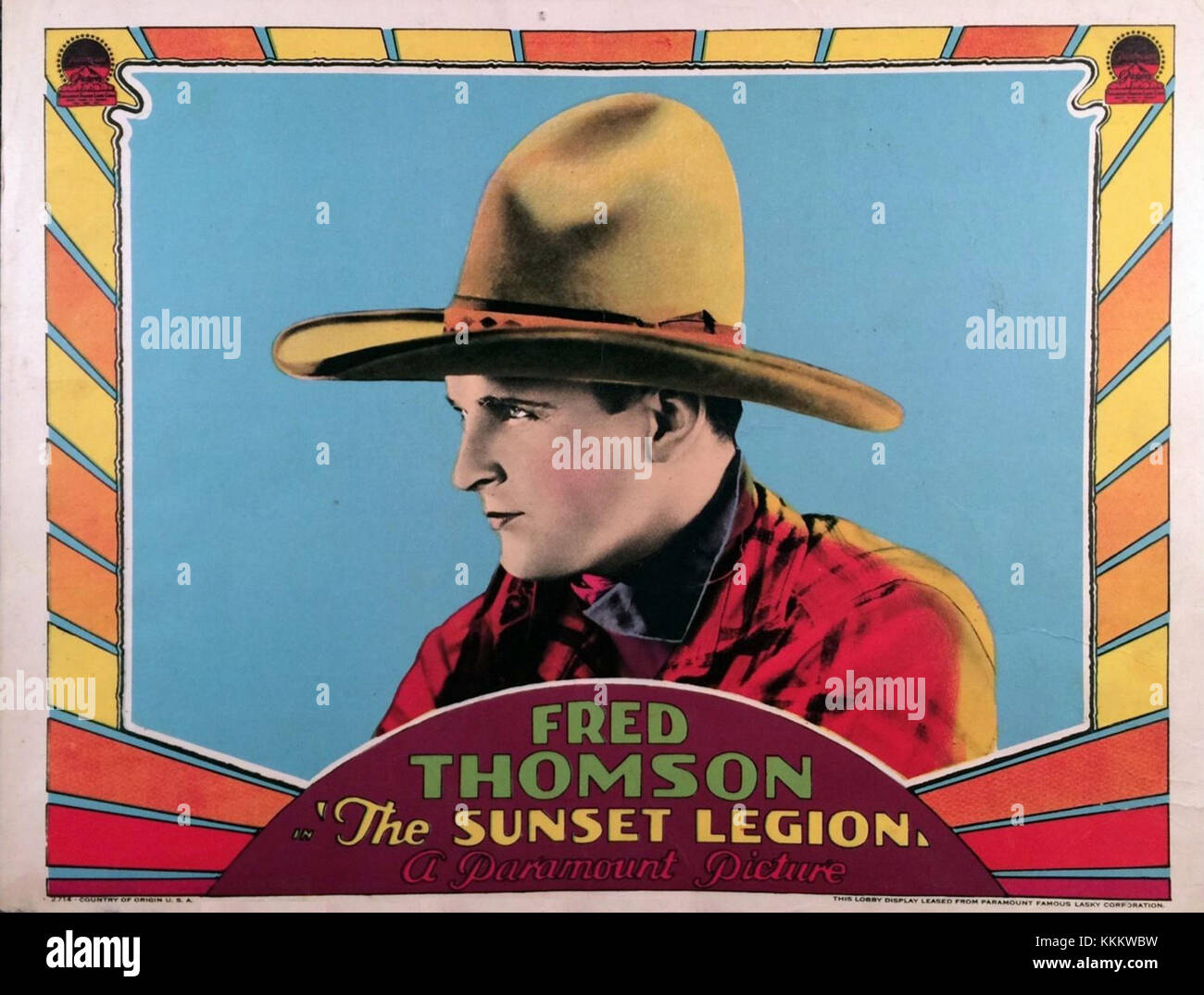 La carte Sunset Legion Lobby présente des œuvres promotionnelles du film Western de 1939, mettant en évidence les acteurs du film et les thèmes dramatiques de la vie frontalière. Banque D'Images