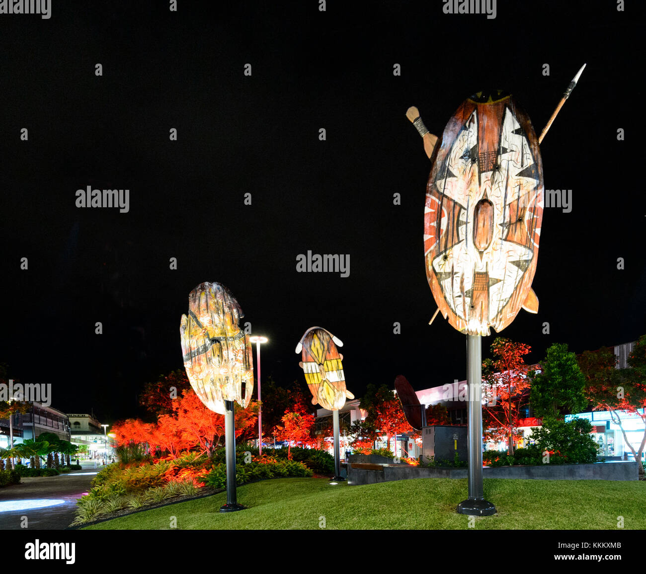 L'Art autochtone allumé à la nuit dans la région de Shields Street, Cairns, Far North Queensland, FNQ, France Banque D'Images