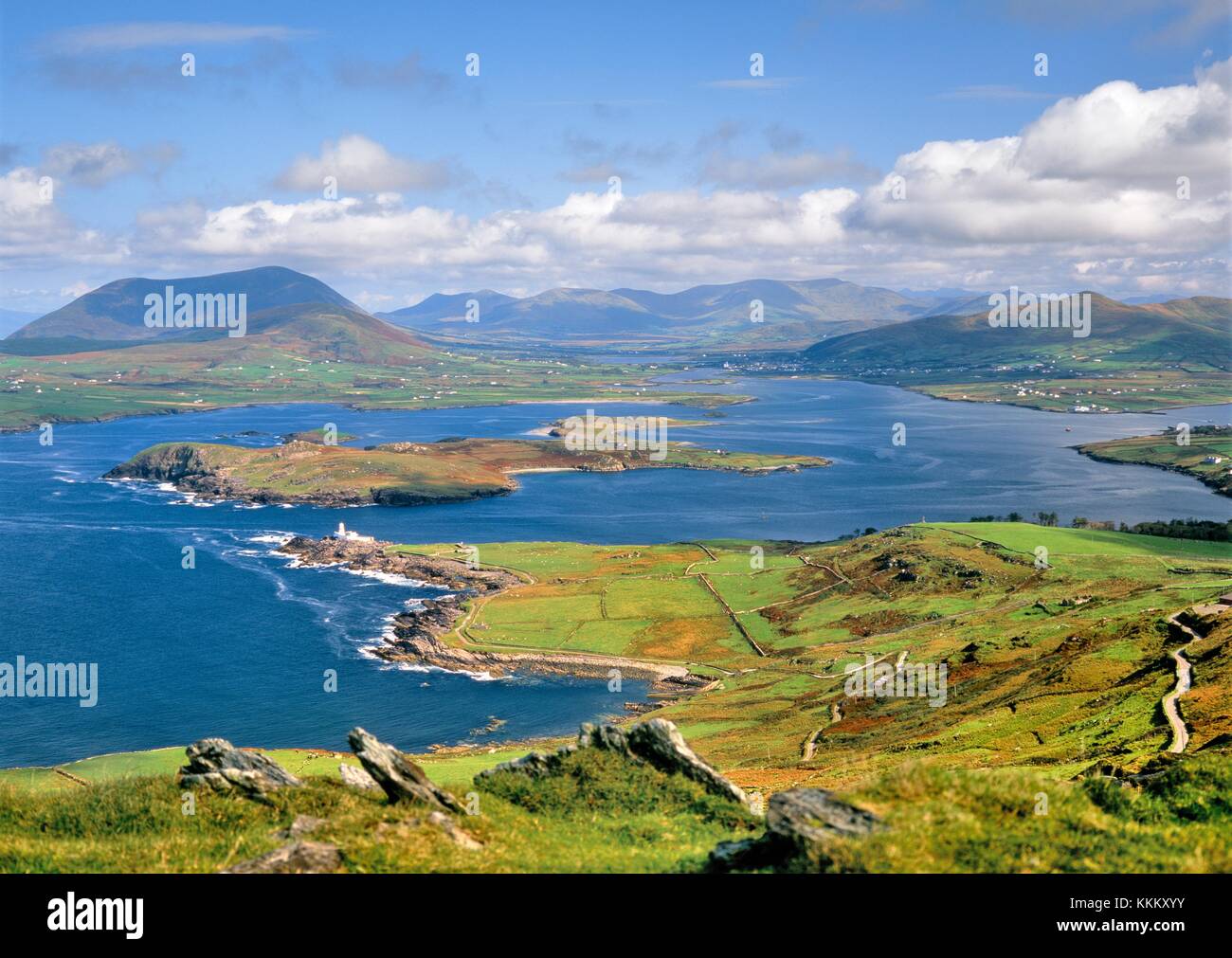 Vue à l'est de l'île de Valence sur l'île de Beginish vers le village de Cahirsiveen sur la péninsule d'Iveragh, comté de Kerry, Irlande. Banque D'Images